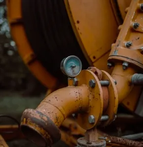 Vue rapprochée d'une pompe de débouchage avec manomètre - équipement de Maes Débouchage en Belgique