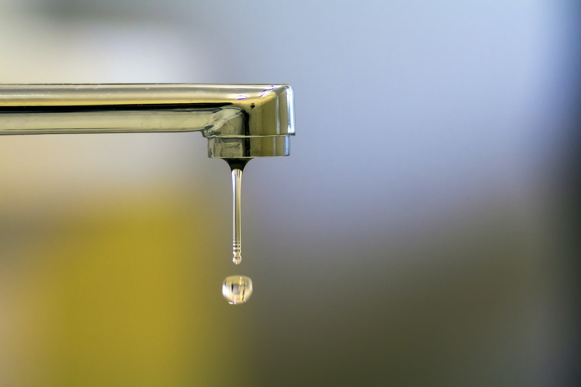 Goutte d'eau s'écoulant d'un robinet